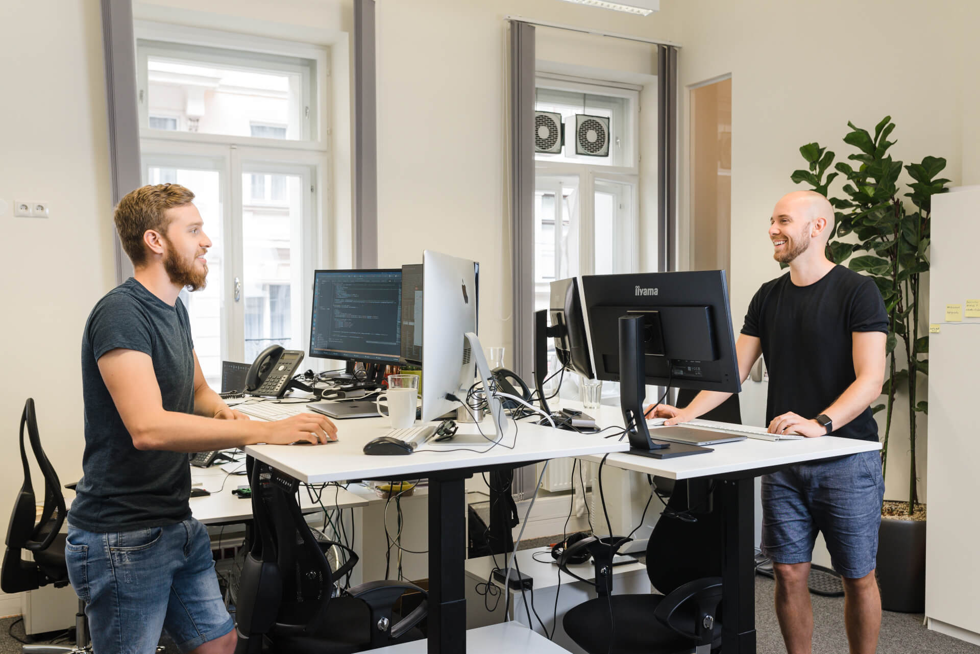 Arbeitsszene Hochtische durchblicker Arbeitsszene Produktentwicklungsteam durchblicker
